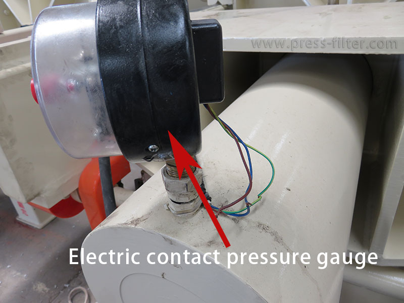 Electric contact pressure gauge