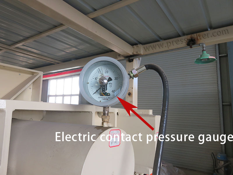 Electric contact pressure gauge